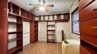 Se alquila espaciosa casa de 2 plantas en Pozos de Santa Ana 26-749