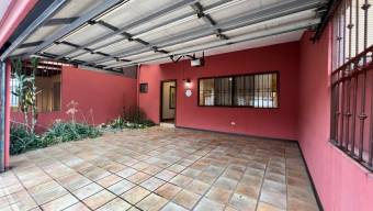 Se alquila espaciosa casa de 2 plantas en Pozos de Santa Ana 26-749