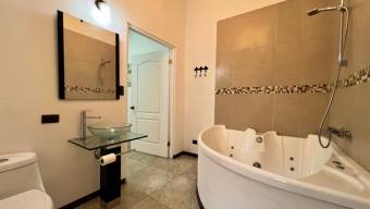 Se alquila espaciosa casa de 2 plantas en Pozos de Santa Ana 26-749