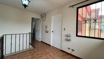 Se alquila espaciosa casa de 2 plantas en Pozos de Santa Ana 26-749