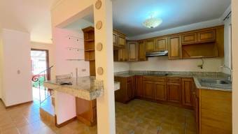 Se alquila espaciosa casa de 2 plantas en Pozos de Santa Ana 26-749