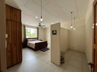 Se alquila espacioso apartamento con jardín en Escazú 26-750