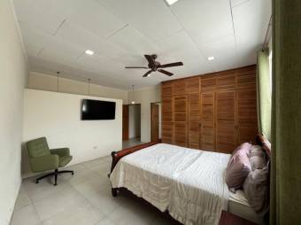 Se alquila espacioso apartamento con jardín en Escazú 26-750