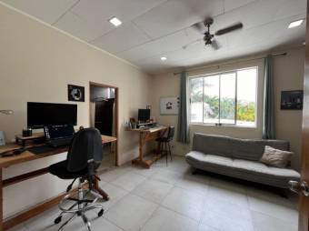 Se alquila espacioso apartamento con jardín en Escazú 26-750