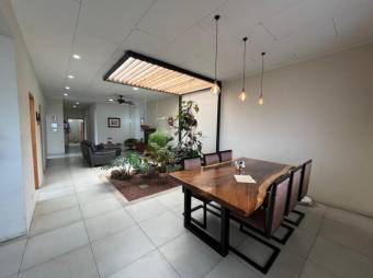 Se alquila espacioso apartamento con jardín en Escazú 26-750