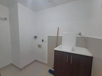Se alquila moderno apartamento en condominio Altamira 26-404