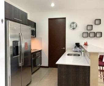 Se alquila apartamento en condominio de Guachipelín Escazú 26-755