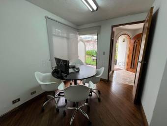 Alquiler de casa con amplio jardín y chimeneas en Granadilla #27-786 GS