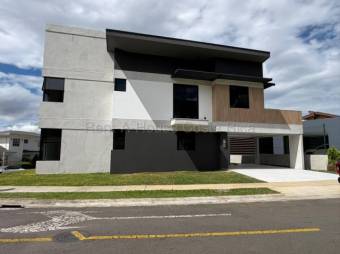Venta de Moderna Casa a Estrenar en Ulloa, Heredia / Mls. 26-1451 OFC JB