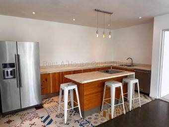 Se vende casa en Piedades Santa Ana 27-801