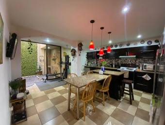 Venta de casa familiar de 4 habitaciones en San Antonio de Belén #27-757 GS