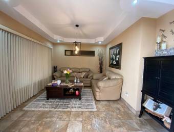Venta de casa familiar de 4 habitaciones en San Antonio de Belén #27-757 GS