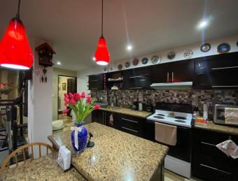 Venta de casa familiar de 4 habitaciones en San Antonio de Belén #27-757 GS