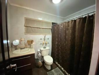 Venta de casa familiar de 4 habitaciones en San Antonio de Belén #27-757 GS