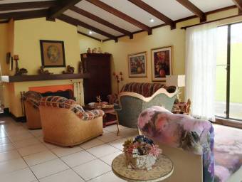 Venta de residencia de un nivel con uso de suelo mixto en San Rafael de Escazú #27-753 GS
