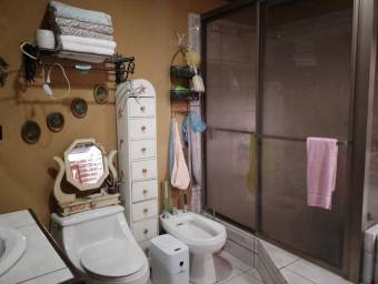 Venta de residencia de un nivel con uso de suelo mixto en San Rafael de Escazú #27-753 GS