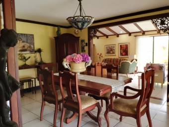 Venta de residencia de un nivel con uso de suelo mixto en San Rafael de Escazú #27-753 GS