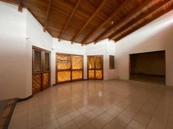 Venta de Amplia Casa en Llorente de Flores, Heredia / Mls. 26-1278 OFC JB