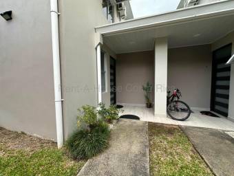 Se alquila apartamento en Ciudad Colón Mora 27-819