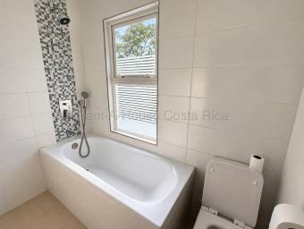 Se vende casa con piscina privada en Piedades Santa Ana 27-801