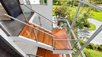 Venta de Casa de Lujo AMUEBLADA en San Rafael de Heredia. RAH 27-820 3 NIVELES