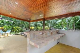 Spacious Tropical Property 