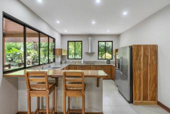Spacious Tropical Property 