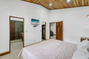 Spacious Tropical Property 