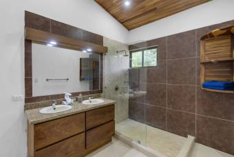 Spacious Tropical Property 