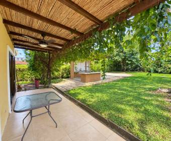 Casa de 2 plantas con 2 habitaciones en Veredas del Arroyo, La Guacima