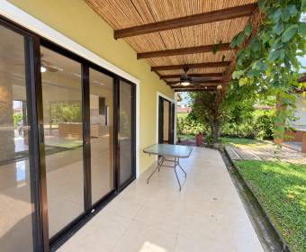 Casa de 2 plantas con 2 habitaciones en Veredas del Arroyo, La Guacima
