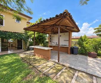 Casa de 2 plantas con 2 habitaciones en Veredas del Arroyo, La Guacima