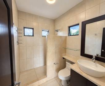 Casa de 2 plantas con 2 habitaciones en Veredas del Arroyo, La Guacima