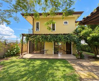 Casa de 2 plantas con 2 habitaciones en Veredas del Arroyo, La Guacima