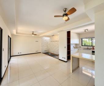 Casa de 2 plantas con 2 habitaciones en Veredas del Arroyo, La Guacima