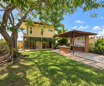 Casa de 2 plantas con 2 habitaciones en Veredas del Arroyo, La Guacima