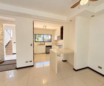 Casa de 2 plantas con 2 habitaciones en Veredas del Arroyo, La Guacima