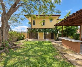 Casa de 2 plantas con 2 habitaciones en Veredas del Arroyo, La Guacima