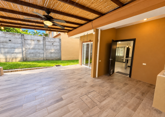 Casa en alquiler en Condominio Doña Elsie en La Guacima de Alajuela.