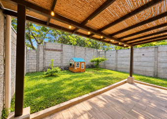 Casa en alquiler en Condominio Doña Elsie en La Guacima de Alajuela.