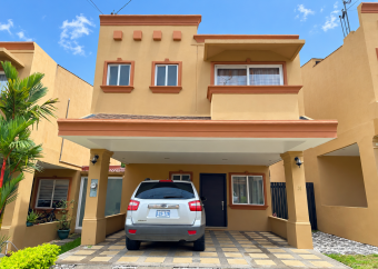 Casa en alquiler en Condominio Doña Elsie en La Guacima de Alajuela.