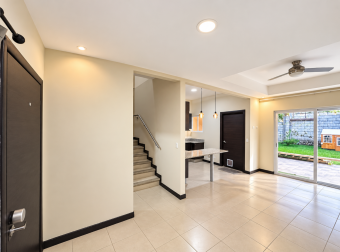 Casa en alquiler en Condominio Doña Elsie en La Guacima de Alajuela.