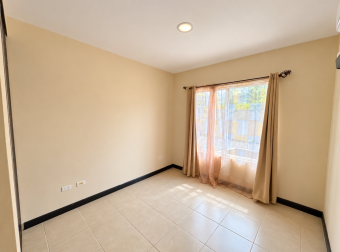Casa en alquiler en Condominio Doña Elsie en La Guacima de Alajuela.
