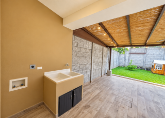 Casa en alquiler en Condominio Doña Elsie en La Guacima de Alajuela.