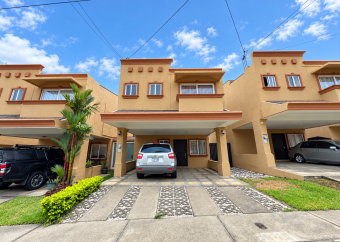 Casa en alquiler en Condominio Doña Elsie en La Guacima de Alajuela.