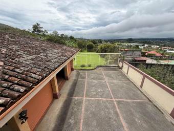 Venta de residencia con vistas panorámicas en San Isidro de Heredia #27-442 GS