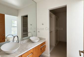 Se vende casa con piscina privada en Piedades Santa Ana 27-801