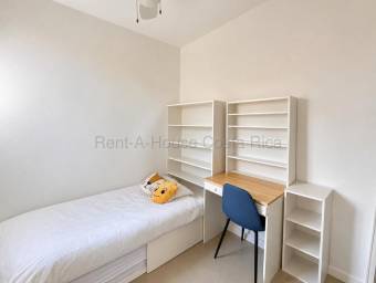 Se vende casa con piscina privada en Piedades Santa Ana 27-801