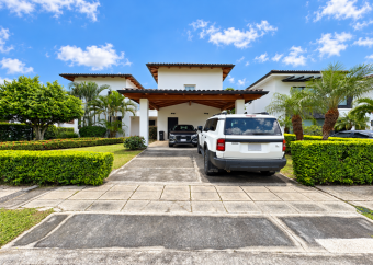 Casa de lujo en venta en condominio ubicado en Río Oro, Santa Ana.