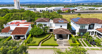 Casa de lujo en venta en condominio ubicado en Río Oro, Santa Ana.